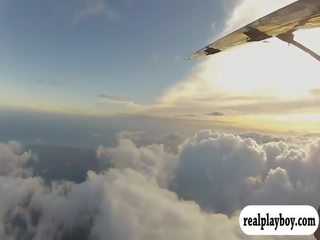 元気な badass 女の子 水 surfing と skydiving で ハワイ