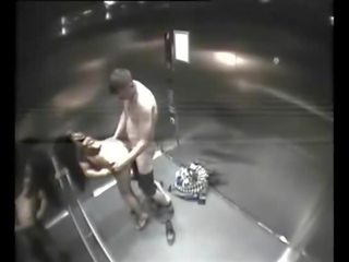 Svešinieks fucks meitenes uz elevator