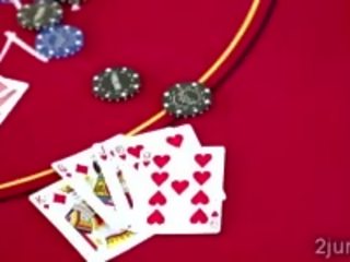 Pervs wins një brune hotties pidh në poker match