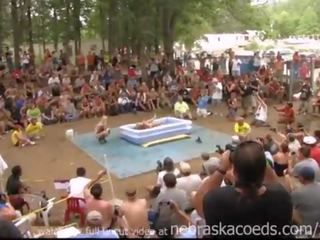 Amateur nu concours à ce années nus une poppin festival en indiana