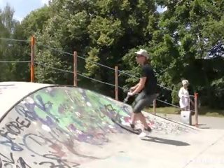 Exceptional पुराना टैटू streetwalker फक्किंग एक कठिन युवा skateboarder