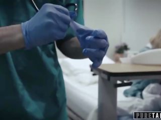 Zuiver taboe perv specialist geeft tiener patiënt vagina onderzoek