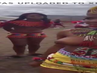 Prsatá south afričan holky singing a tanec polonahá