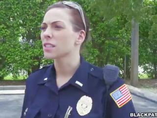 Fêmea policiais puxe sobre negra suspect e chupar sua caralho