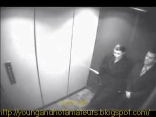 चिक बेकार उसकी बॉस पर elevator के लिए एक वेतन उठाना